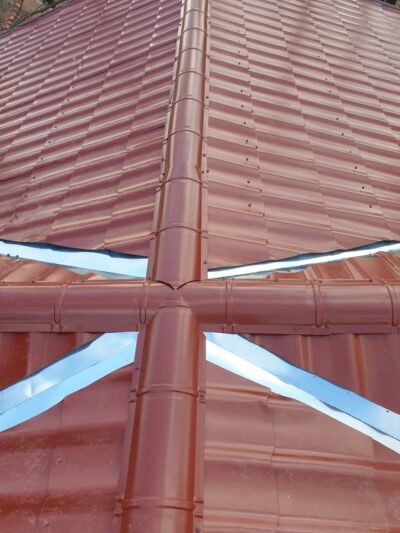montaza metalnog krova imitacija crepa komplet usluga gradjevinske limarija kuca bordo 1