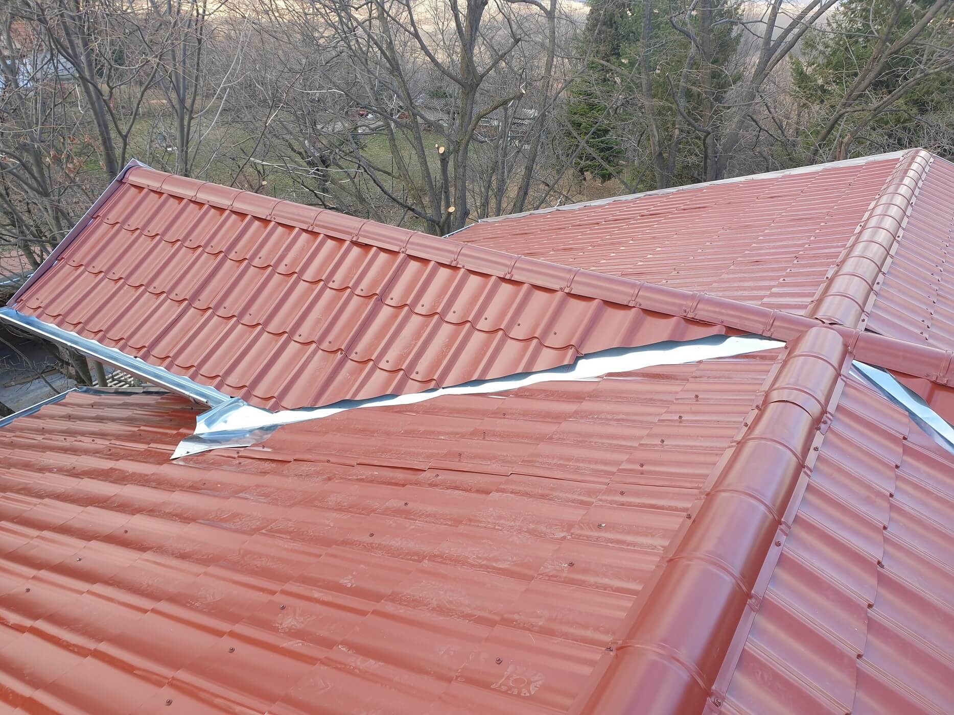 montaza metalnog krova imitacija crepa komplet usluga gradjevinske limarija kuca bordo 3